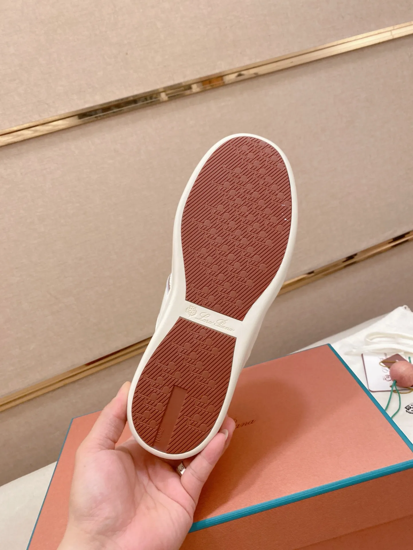 Men's shoes💰: 580💰🔥𝐥𝐨𝐫𝐨 𝐏𝐢𝐚𝐧𝐚 lp classic loafers, an Italian treasure brand, the only brand that can match Hermès! Only after wearing it do we realize that we can’t live up to our feet. The upper is made of imported first-layer cowhide with breathable fly-knit fabric, water-dyed cowhide foot pads, and the official original glass rubber outsole and pendant. Exclusive original packaging (tag ➕ brand paper ➕ outer box ➕ hand bag) code number: 38-44. Can be customized 45-46